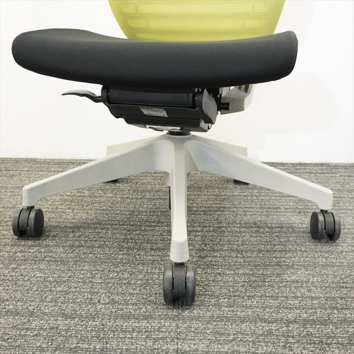 イトーキ エピオス ハイバック ハンガー付 ブライトモスグリーン/ブラック 脚 グレー