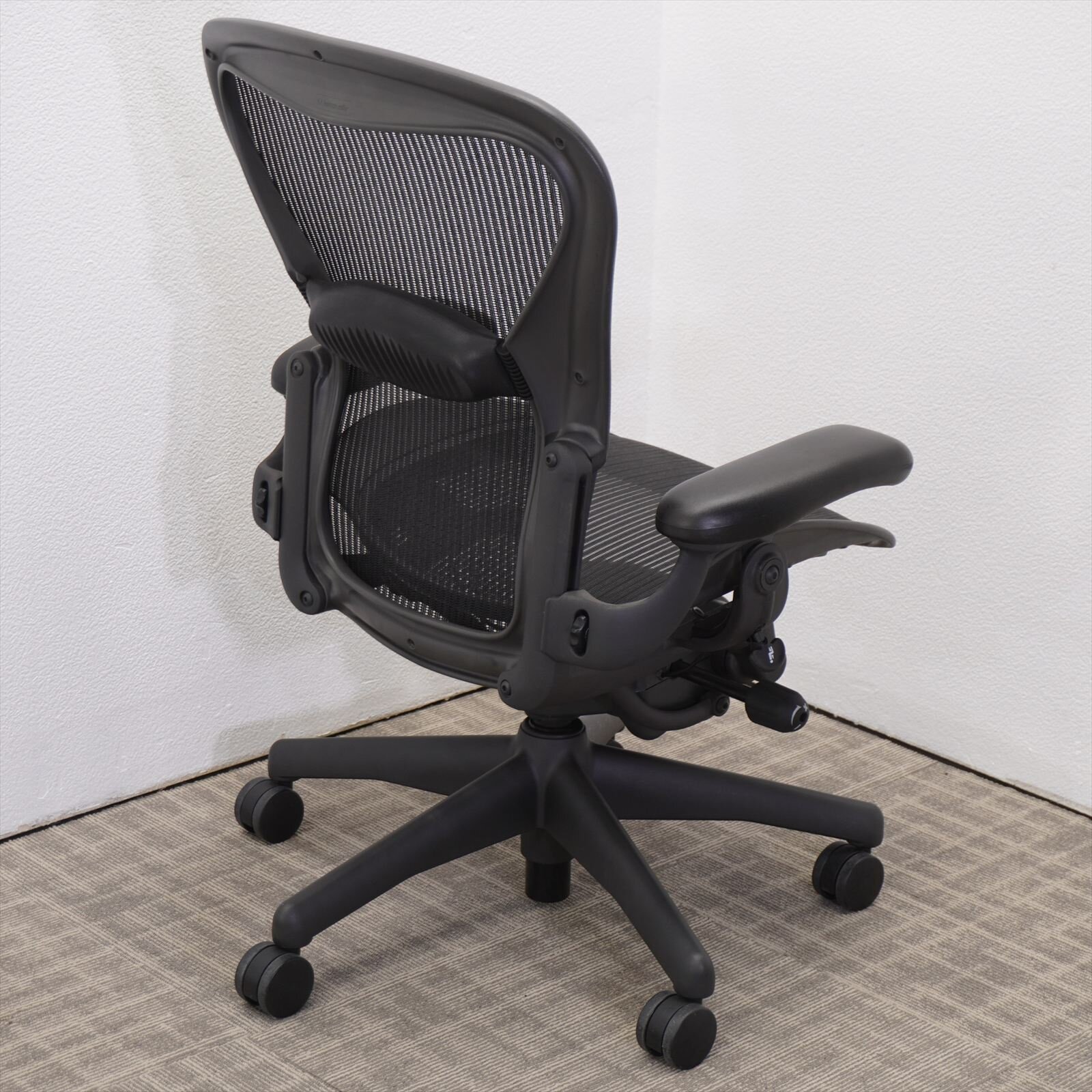 ハーマンミラー アーロンチェア 可動肘 ランバーサポート フル装備 Bサイズ グラファイト 特価品（１）
