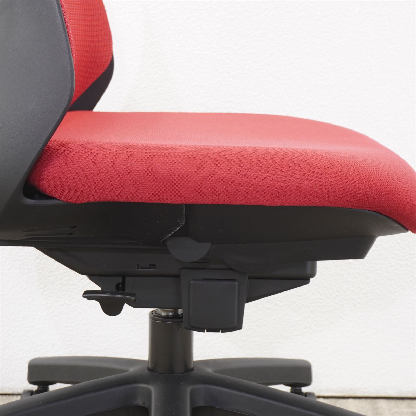 イトーキ ノナチェア ハンガー付 ラズベリーレッド