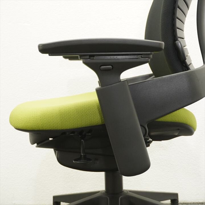 スチールケース リープ V2 APモデル 可動肘 ライトグリーン／ブラック 特価品
