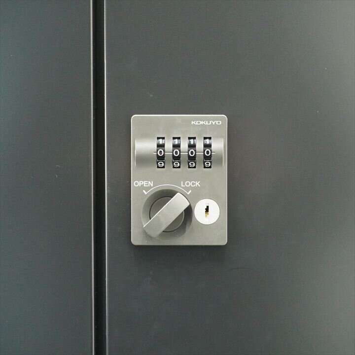 コクヨ エディア ダイヤル式6人用モバイルロッカー + ダイヤル式下段ラテラル書庫 投入口無し コンセント付 ダブルベース H1800 ブラック