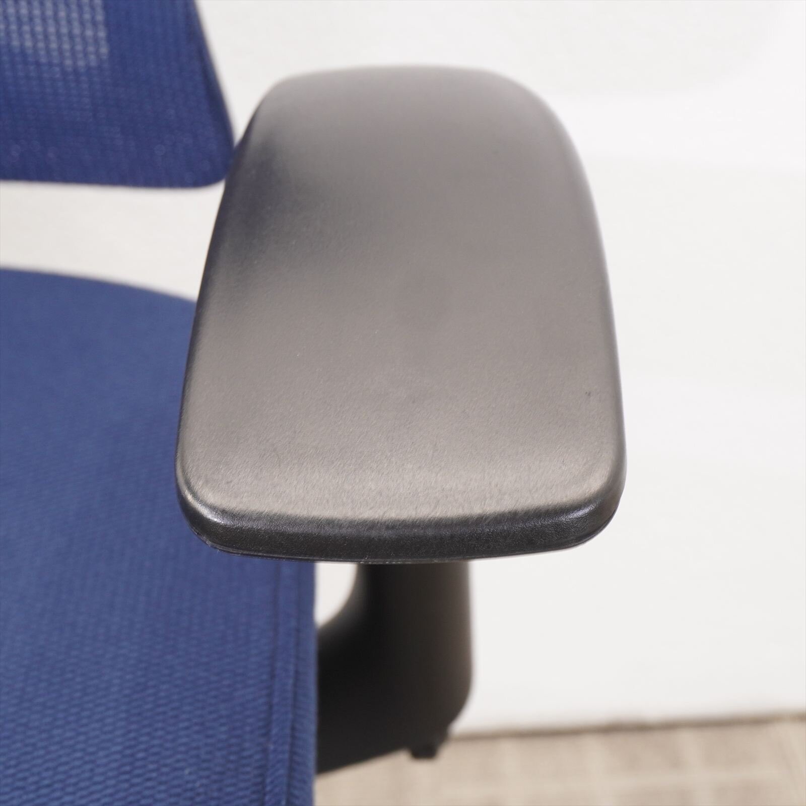 イトーキ セレーオ 可動肘 ハイバック ハンガー付 ネイビーブルー