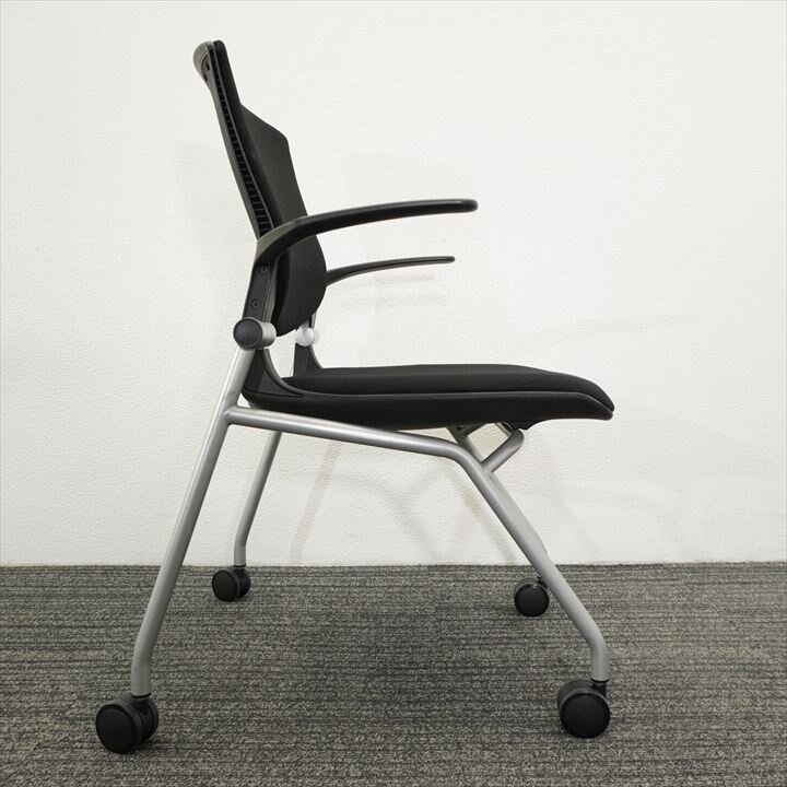 オカムラ グラータ ミーティングチェア 肘付 背パッド付 ブラック