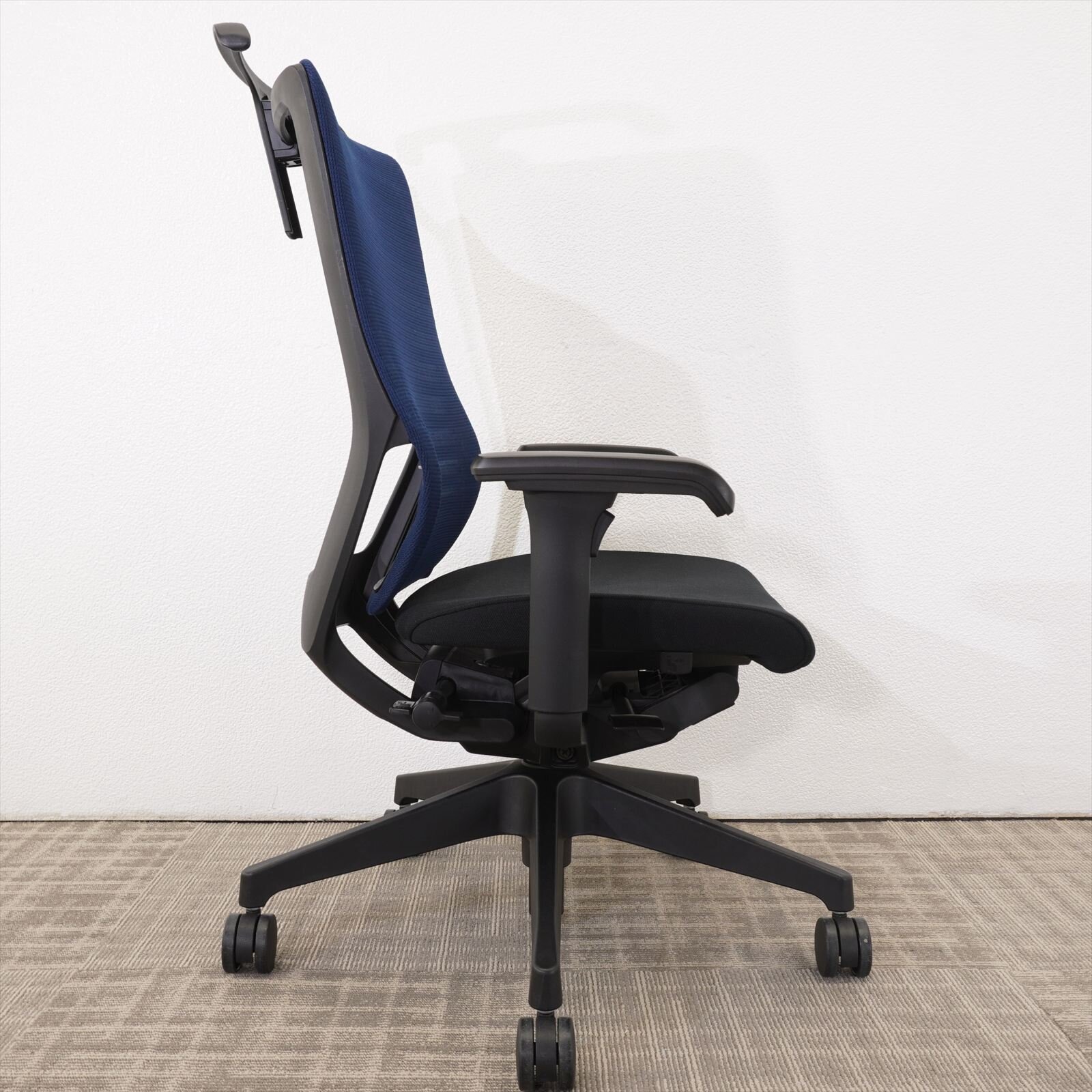 イトーキ エピオス ハイバック 可動肘 ハンガー付 ネイビーブルー/ブラック