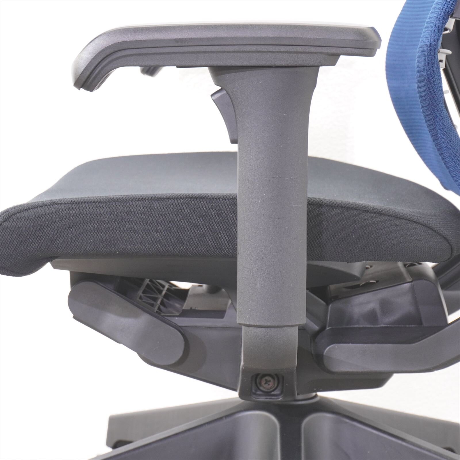 イトーキ エピオス ハイバック 可動肘 ハンガー付 ネイビーブルー/ブラック