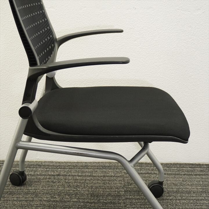 オカムラ グラータ ミーティングチェア 肘付 背ヌード ブラック