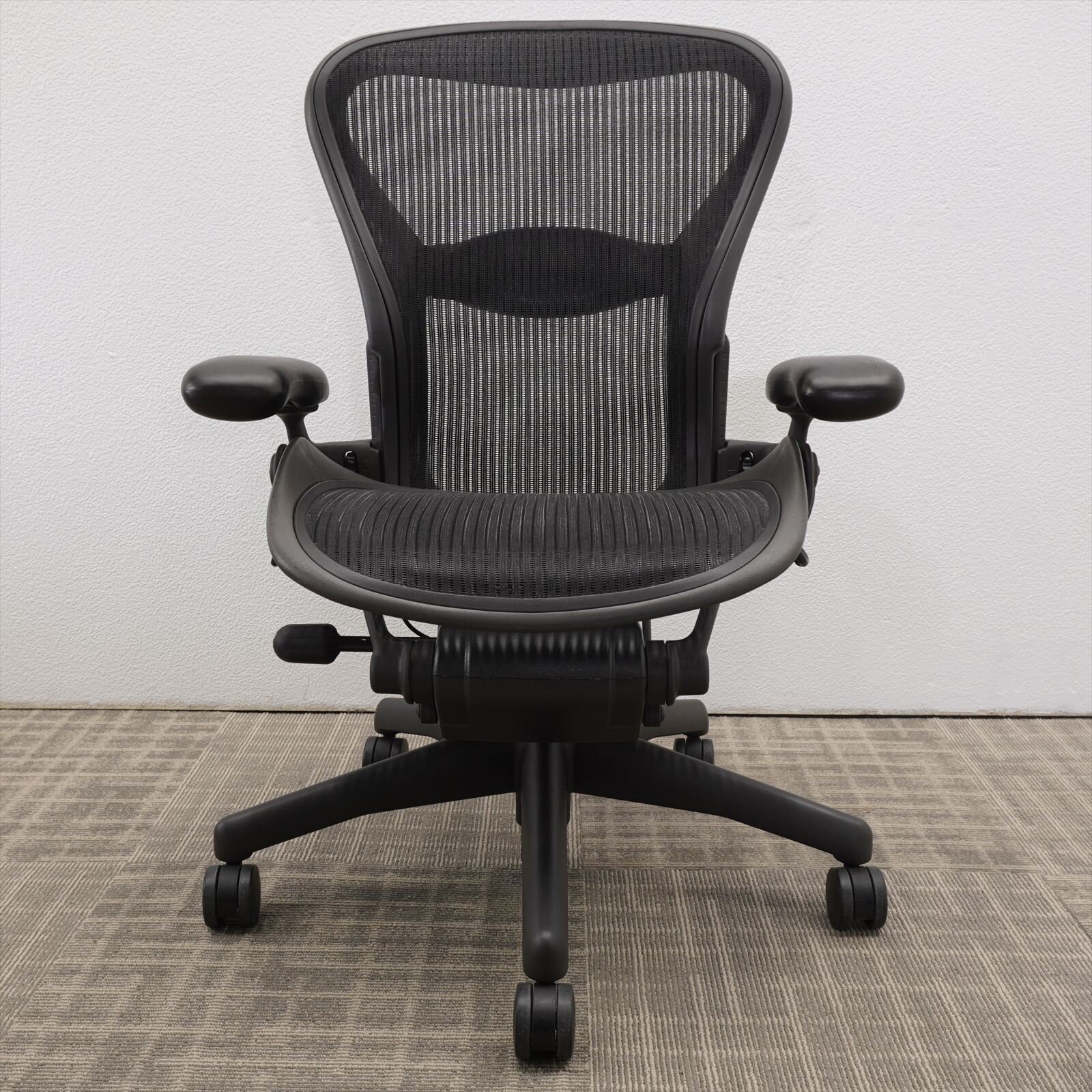 ハーマンミラー アーロンチェア 可動肘 ランバーサポート フル装備 Bサイズ グラファイト 特価品（１）