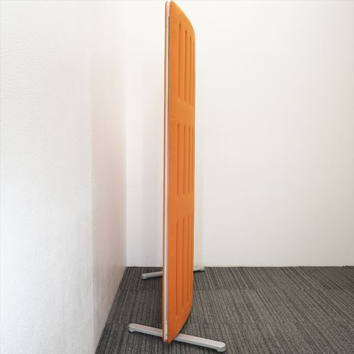 オカムラ マッフル フリースタンディングパネル Rパネル 可動脚 W1230 D540 H1700 オレンジ
