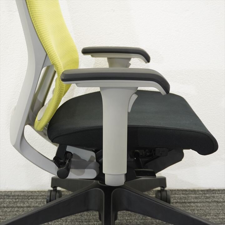 イトーキ エピオス 可動肘 ハイバック ハンガー付 ブライトモスグリーン/ブラック