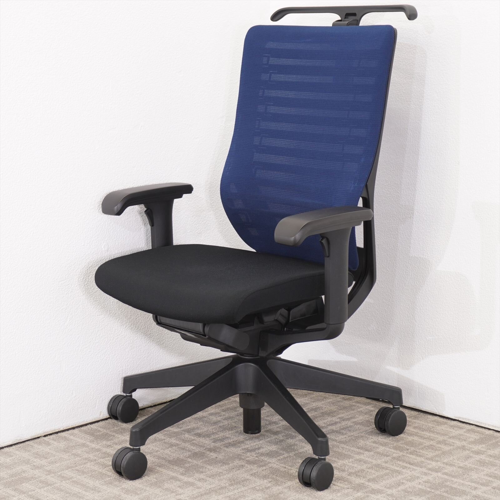 イトーキ エピオス ハイバック 可動肘 ハンガー付 ネイビーブルー/ブラック