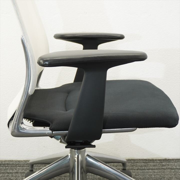 ヴィトラ メダチェア 肘付 ホワイト／ブラック