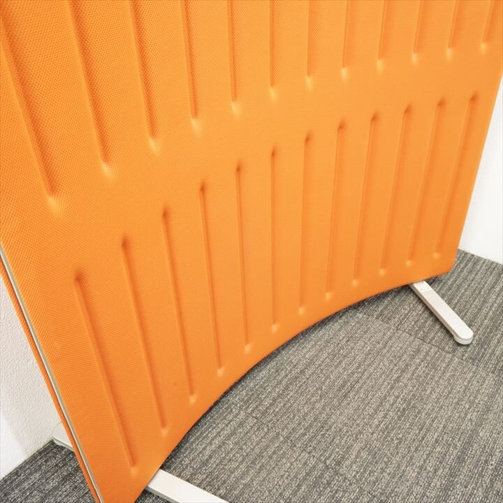 オカムラ マッフル フリースタンディングパネル Rパネル 可動脚 W1230 D540 H1700 オレンジ