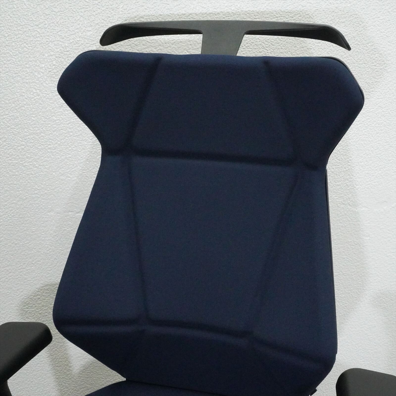 イトーキ フリップフラップ 可動肘 ハイバック ハンガー付 ネイビーブルー 特価品