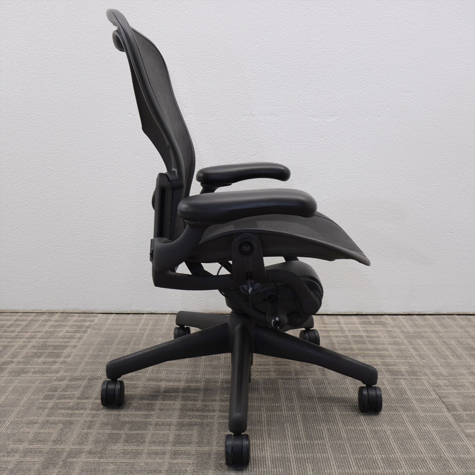 ハーマンミラー アーロンチェア 可動肘 ランバーサポート フル装備 Bサイズ グラファイト 特価品 (1)