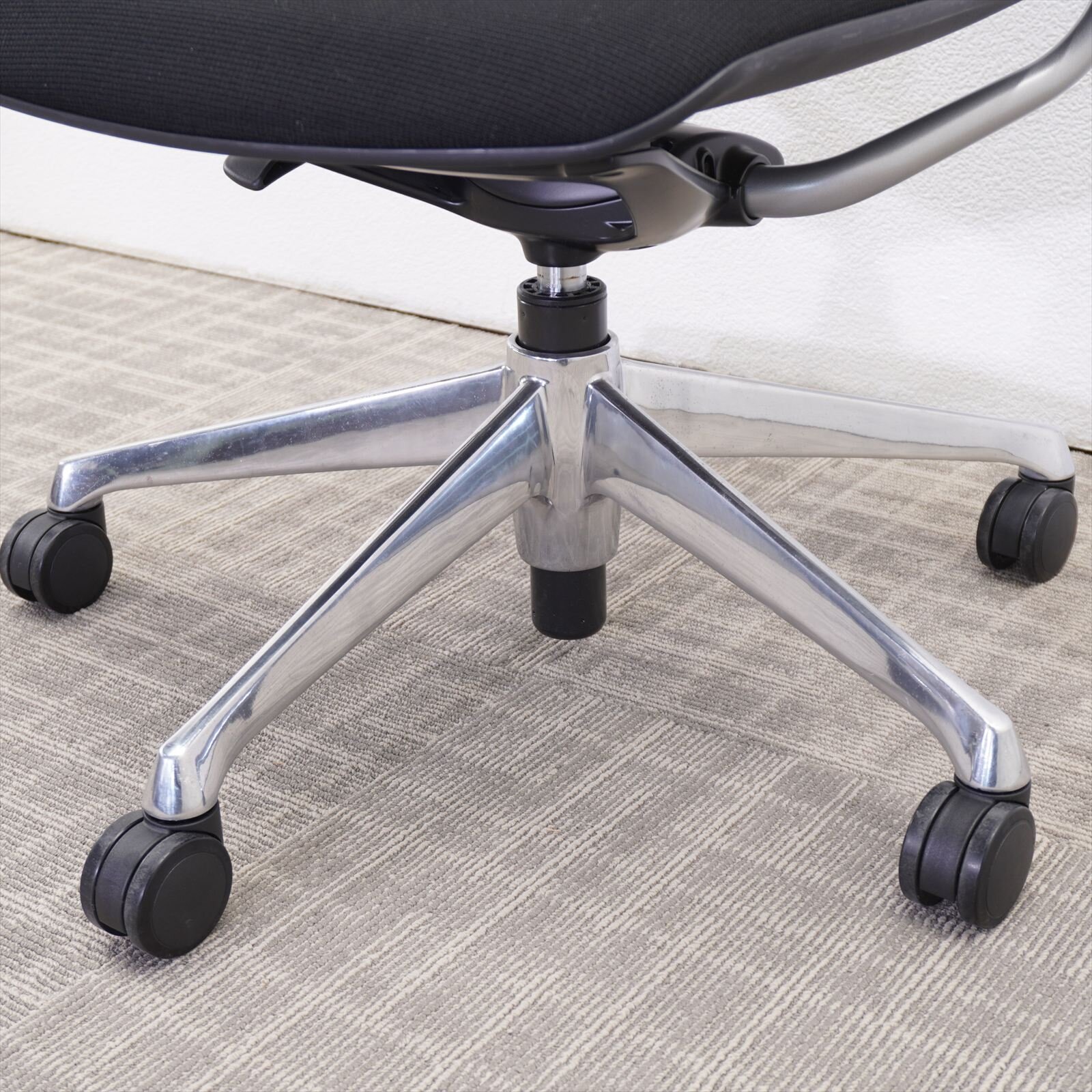 オカムラ グラータ ミーティングチェア 5本脚 ブラック