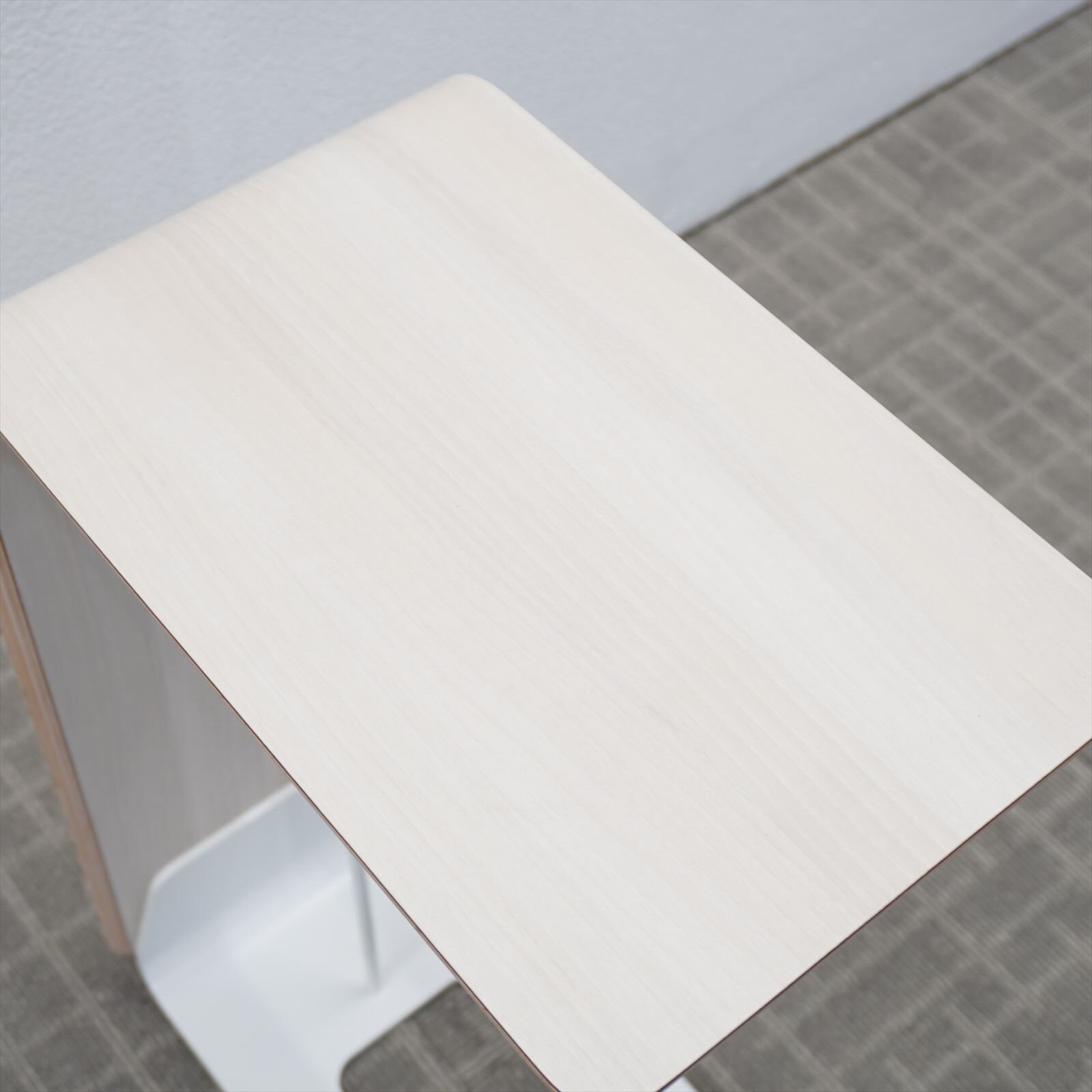 【2021年製】オカムラ アルトピアッツァ サイドテーブル W450 D250 H670 プライズウッドライト