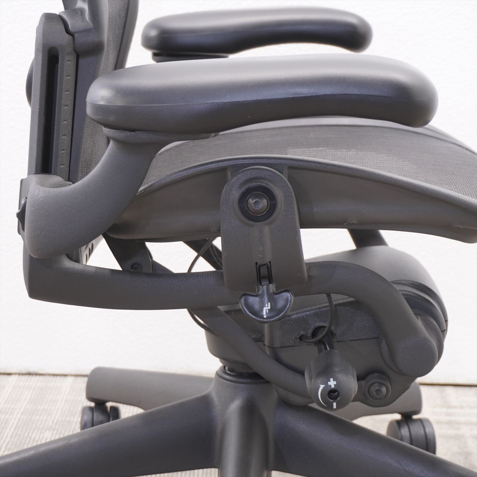 ハーマンミラー アーロンチェア 可動肘 ランバーサポート フル装備 Bサイズ グラファイト 特価品 (1)