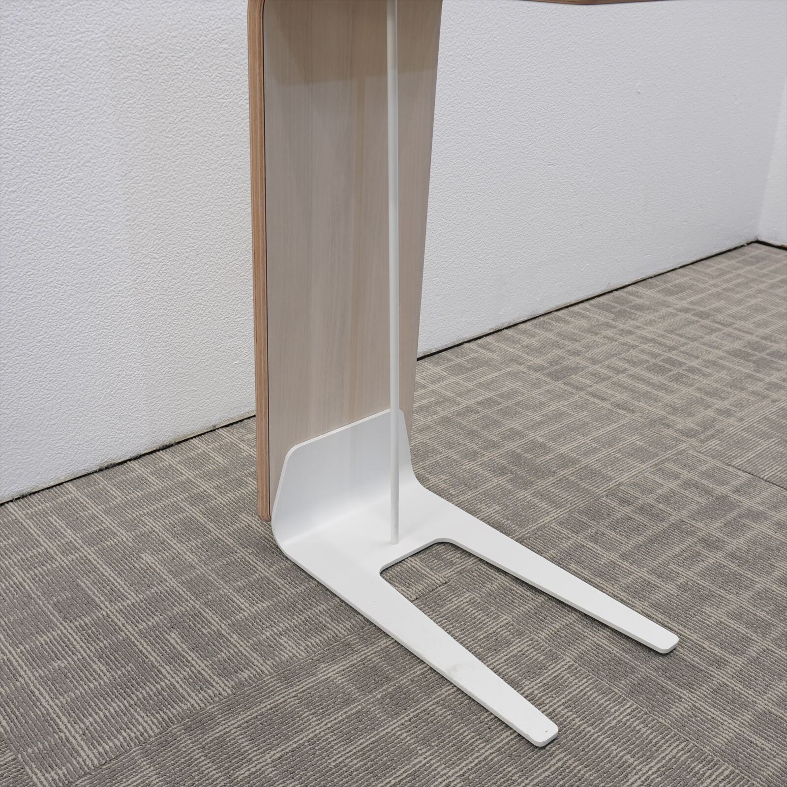 【2021年製】オカムラ アルトピアッツァ サイドテーブル W450 D250 H670 プライズウッドライト