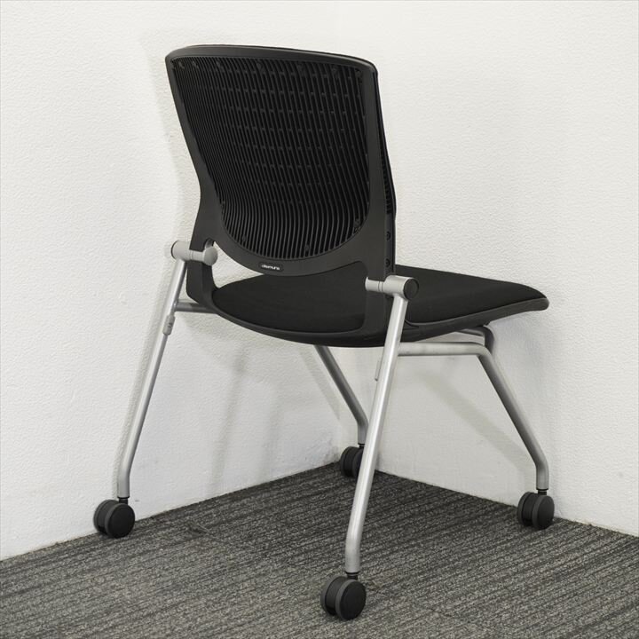 オカムラ グラータ ミーティングチェア 背パッド付ブラック