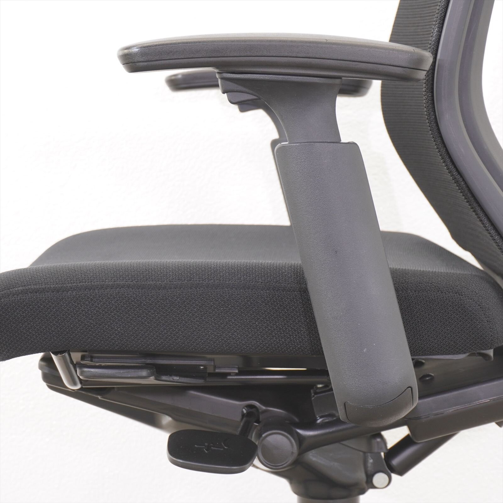 オカムラ エスクード ハイバック 可動肘 ブラック 特価品