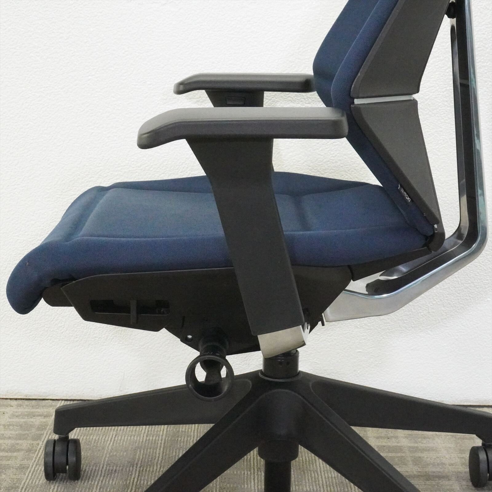 イトーキ フリップフラップ 可動肘 ハイバック ハンガー付 ネイビーブルー 特価品