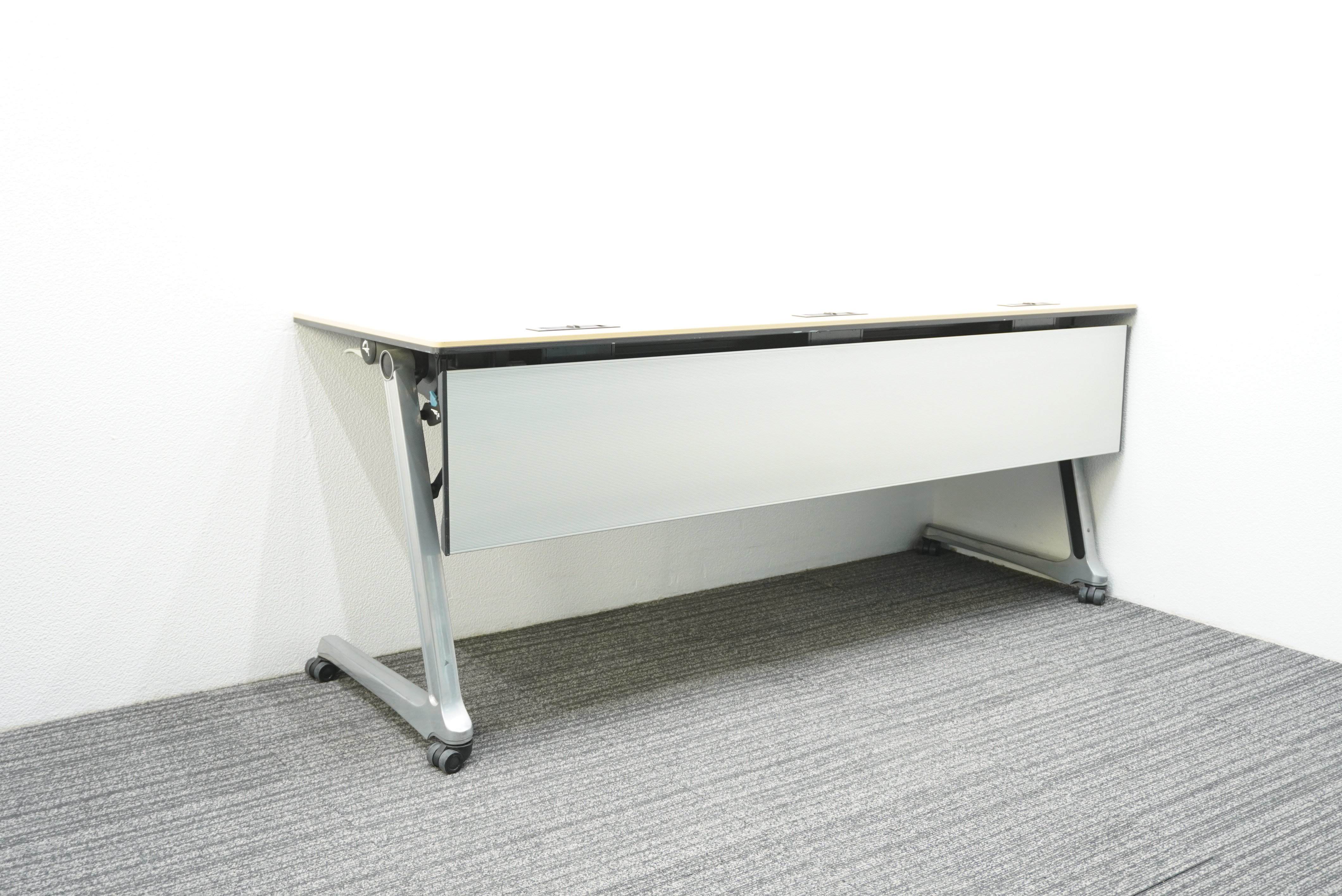 オカムラ インターアクトプロ フラップテーブル 1860 配線孔付き 幕板付き 棚板付き ライトプレーン