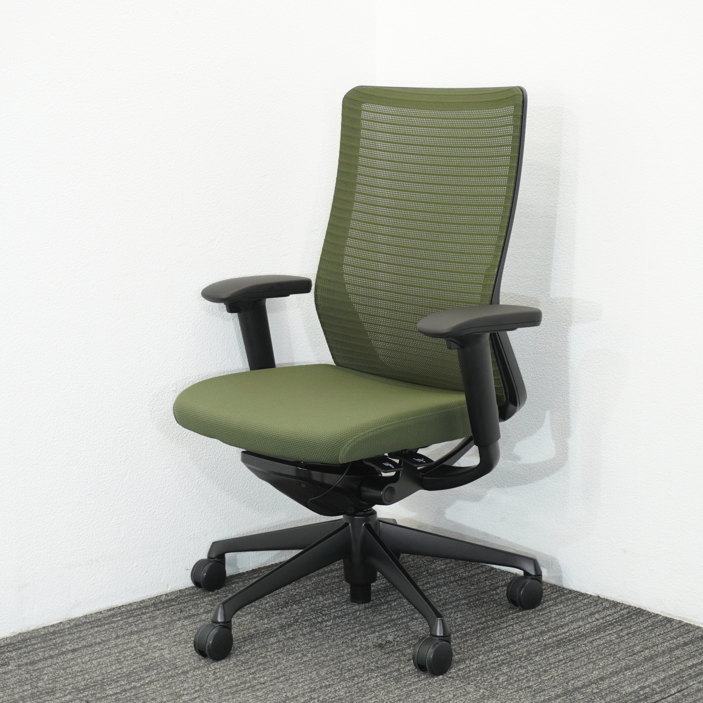 オカムラ コーラル 可動肘 ハイバック メッシュタイプ ダークグリーン