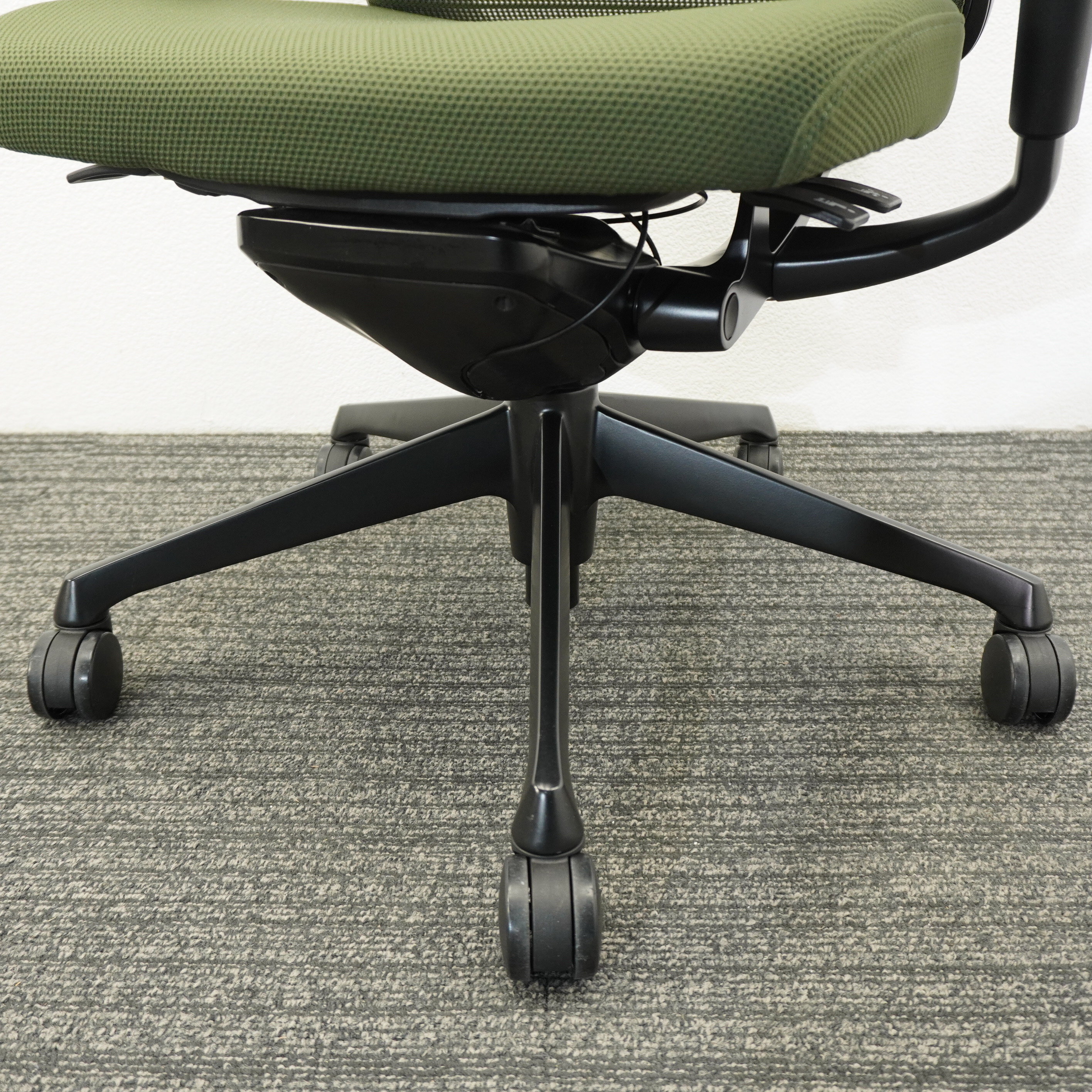 オカムラ コーラル 可動肘 ハイバック メッシュタイプ ダークグリーン