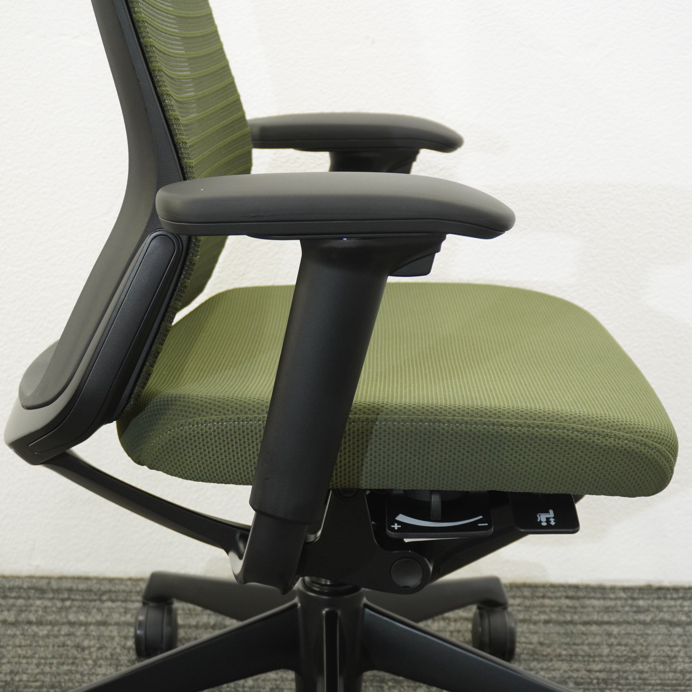 オカムラ コーラル 可動肘 ハイバック メッシュタイプ ダークグリーン