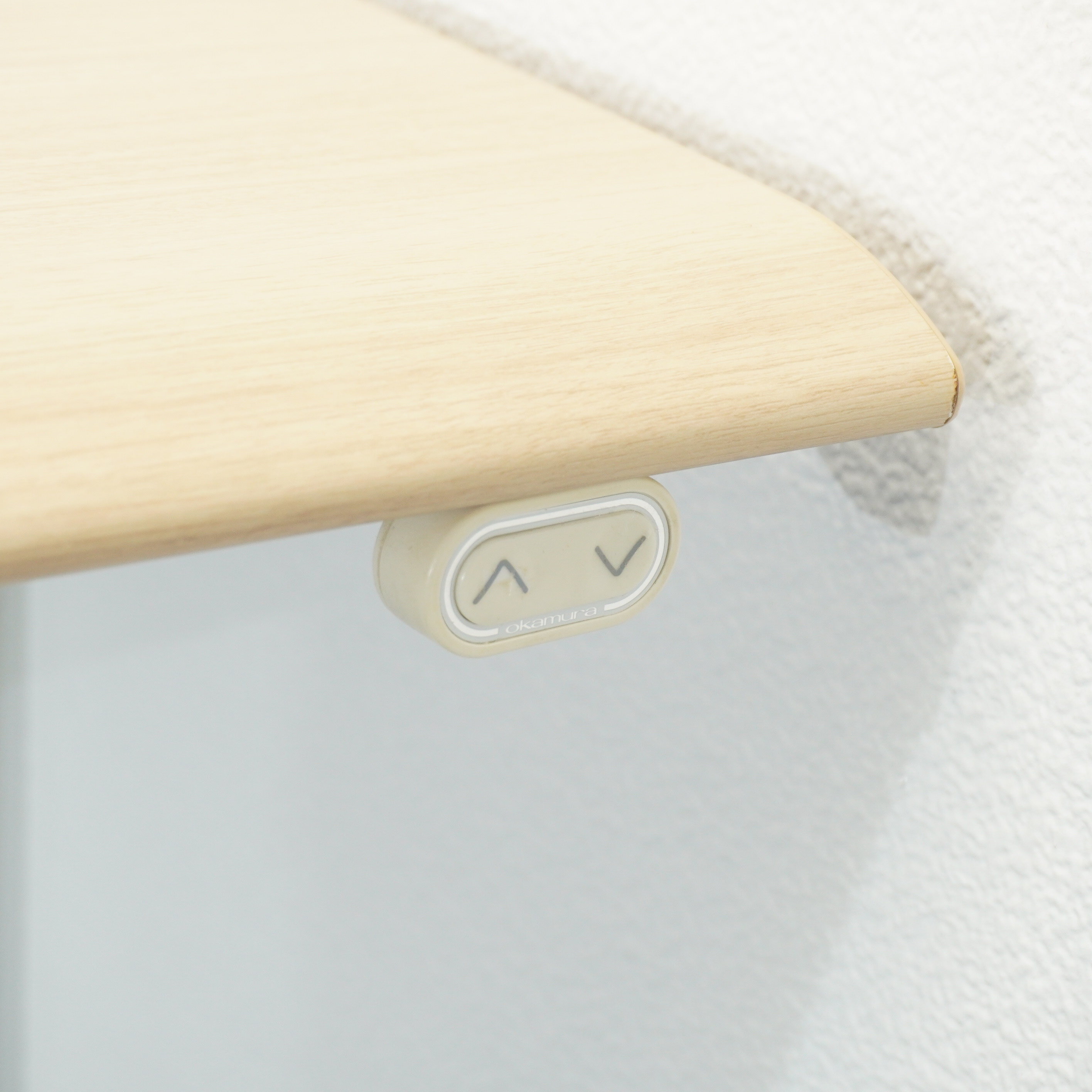 オカムラ スイフト 昇降デスク W1200(1150) ボタンタイプ(インジケータ無し) 天板：ネオウッドライト／本体：ホワイト