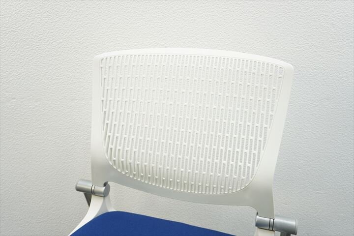 オカムラ グラータ ミーティングチェア 肘無し 背ヌード ホワイトシェル ミディアムブルー