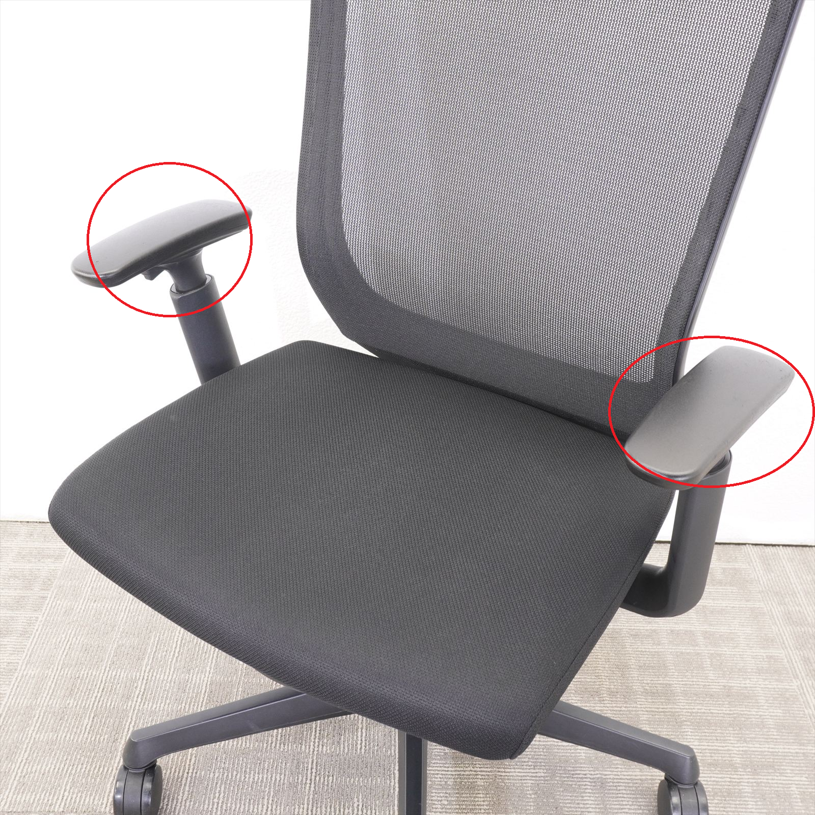 オカムラ エスクード ハイバック 可動肘 ブラック