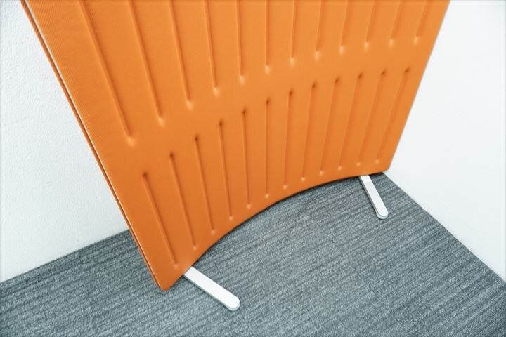 オカムラ マッフル フリースタンディングパネル Rパネル 可動脚 W1230 D540 H1700 オレンジ 特価品(2)