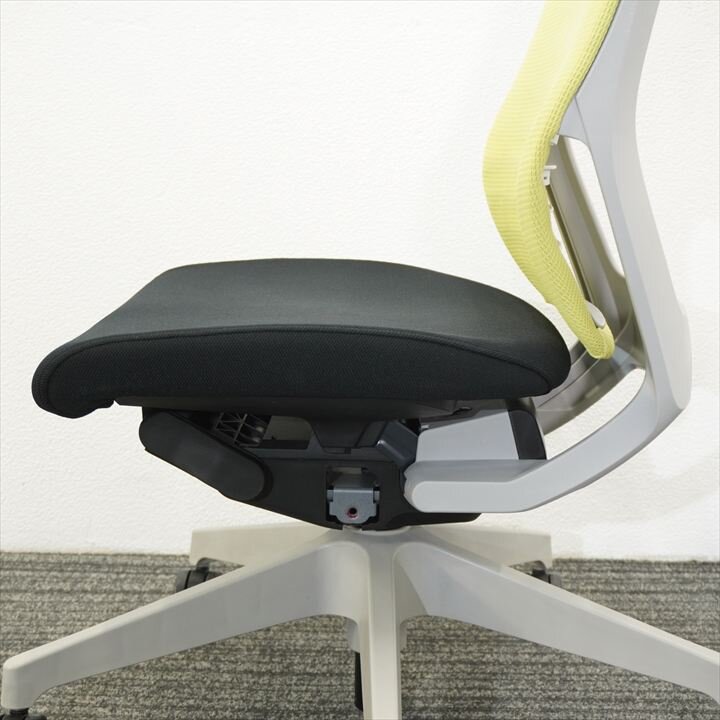 イトーキ エピオス ハイバック ハンガー付 ブライトモスグリーン/ブラック 脚 グレー