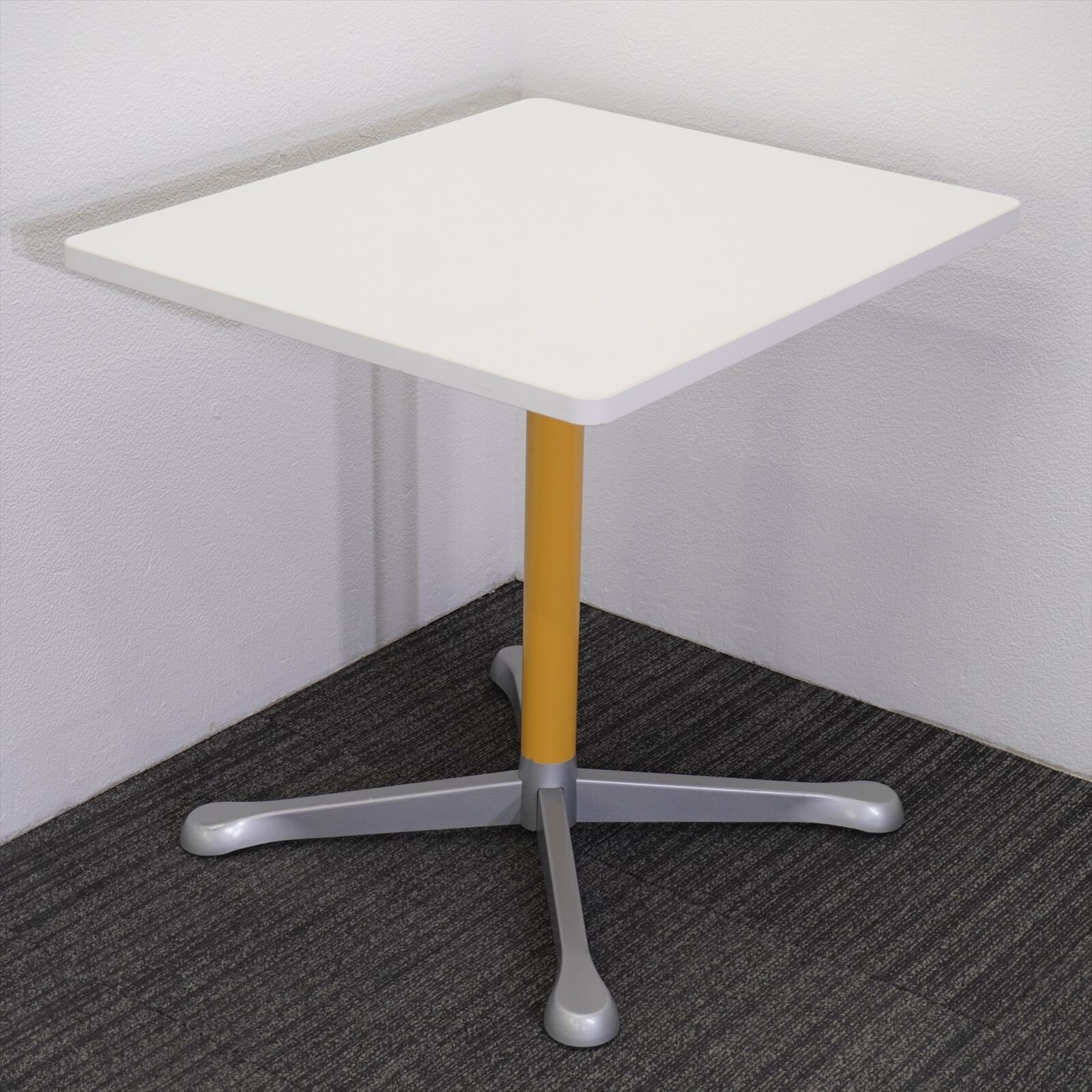 オカムラ アクティアフェロー ミーティングテーブル W750 D650 H720 アジャスター脚 支柱／イエロー 天板／ホワイト