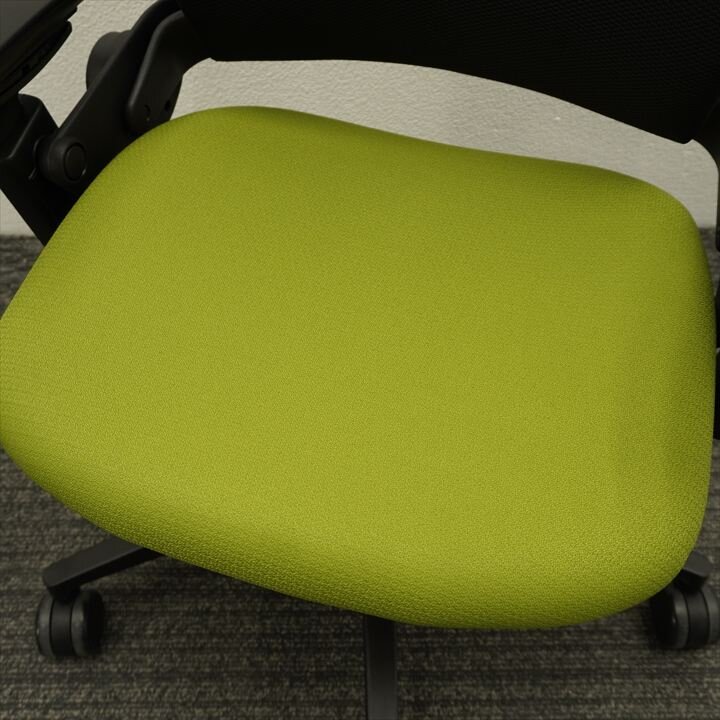 スチールケース リープ V2 APモデル 可動肘 ライトグリーン／ブラック 特価品