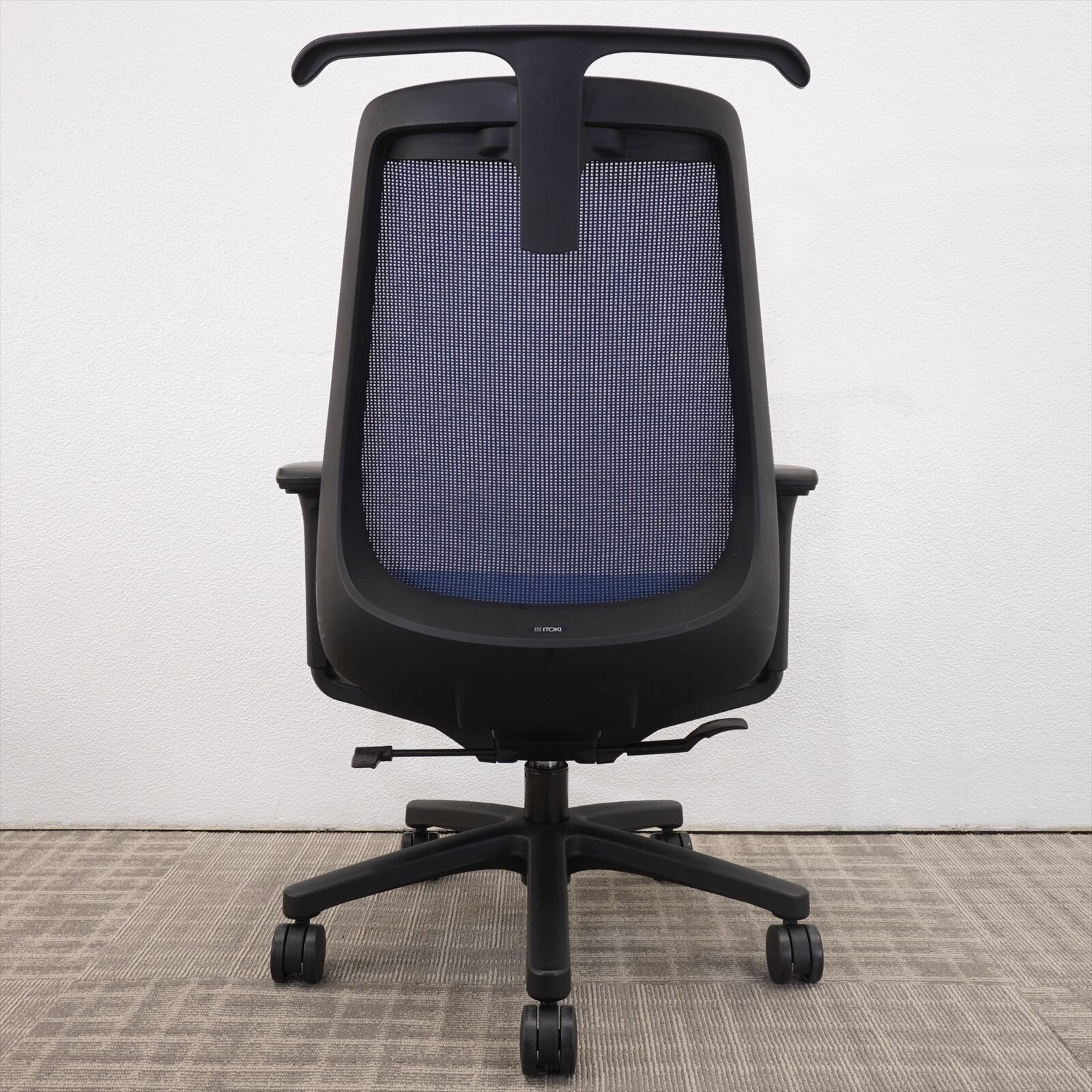 イトーキ ノナチェア 可動肘 ハンガー付 ネイビーブルー