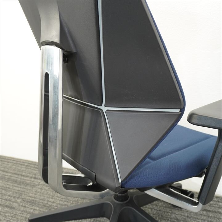 イトーキ フリップフラップ 可動肘 ハイバック ハンガー付 ネイビーブルー