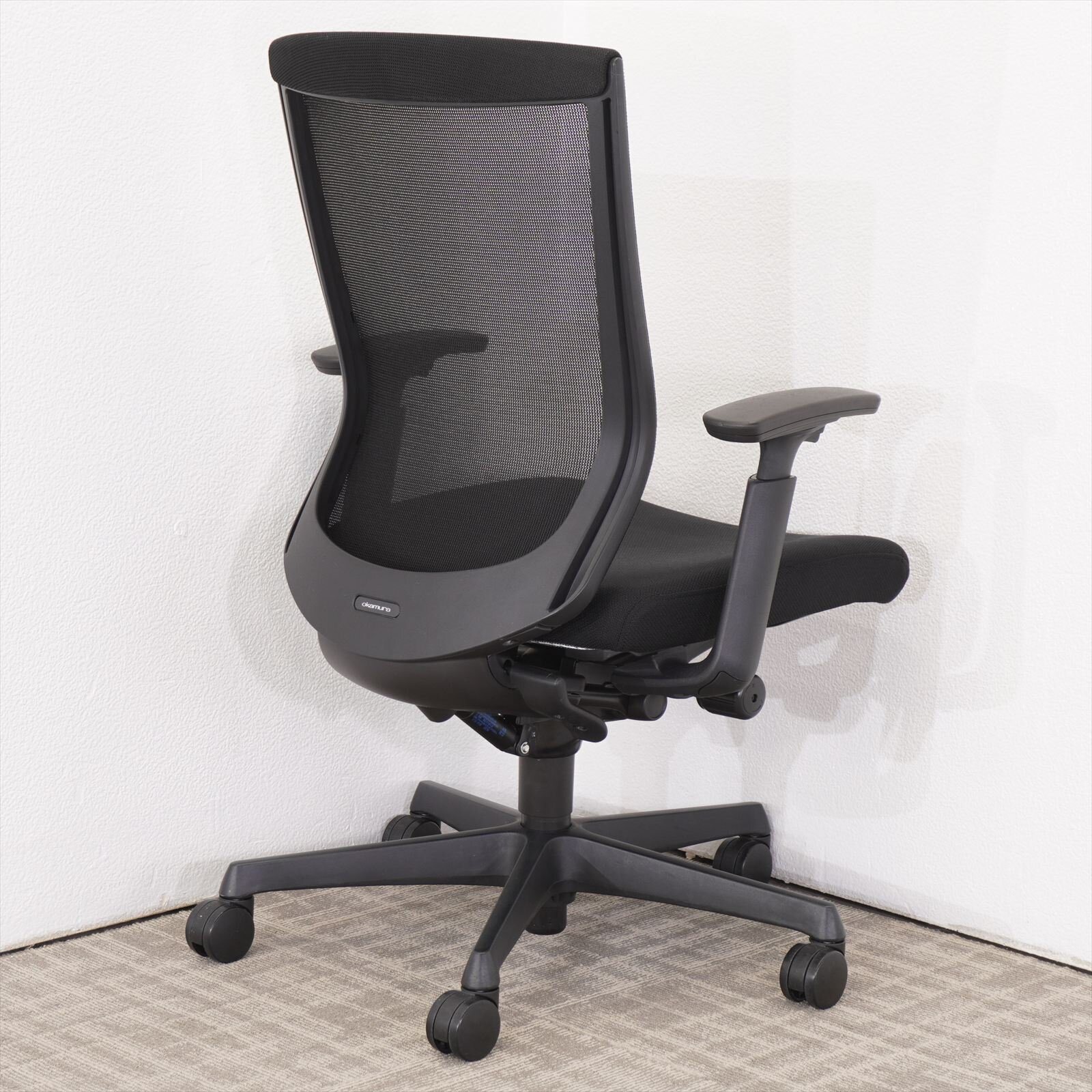 オカムラ エスクード ハイバック 可動肘 ブラック 特価品