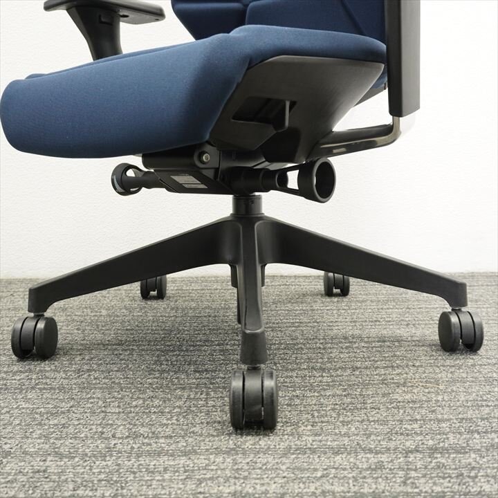 イトーキ フリップフラップ 可動肘 ハイバック ハンガー付 ネイビーブルー 特価品