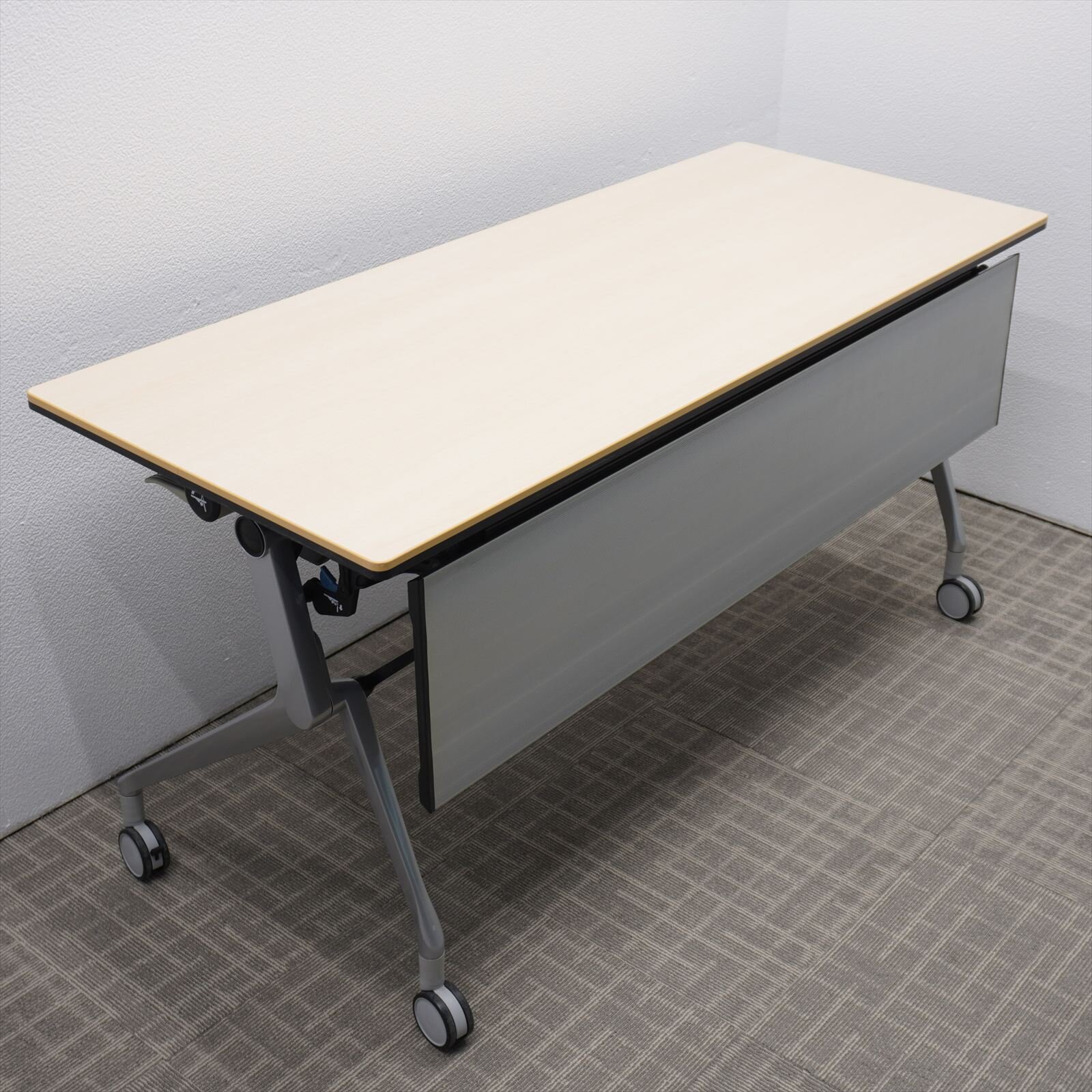 オカムラ インターアクトNT フラップテーブル 1560 幕板付 棚板付 配線ダクト無し ライトプレーン