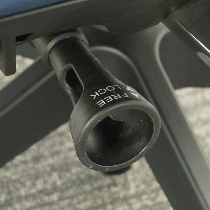 イトーキ フリップフラップ 可動肘 ハイバック ハンガー付 ネイビーブルー 特価品