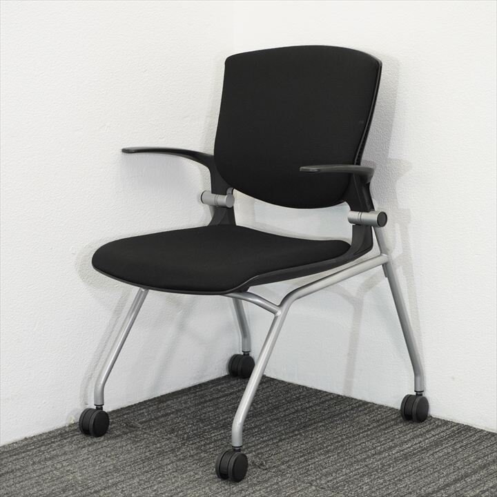 オカムラ グラータ ミーティングチェア 肘付 背パッド付 ブラック