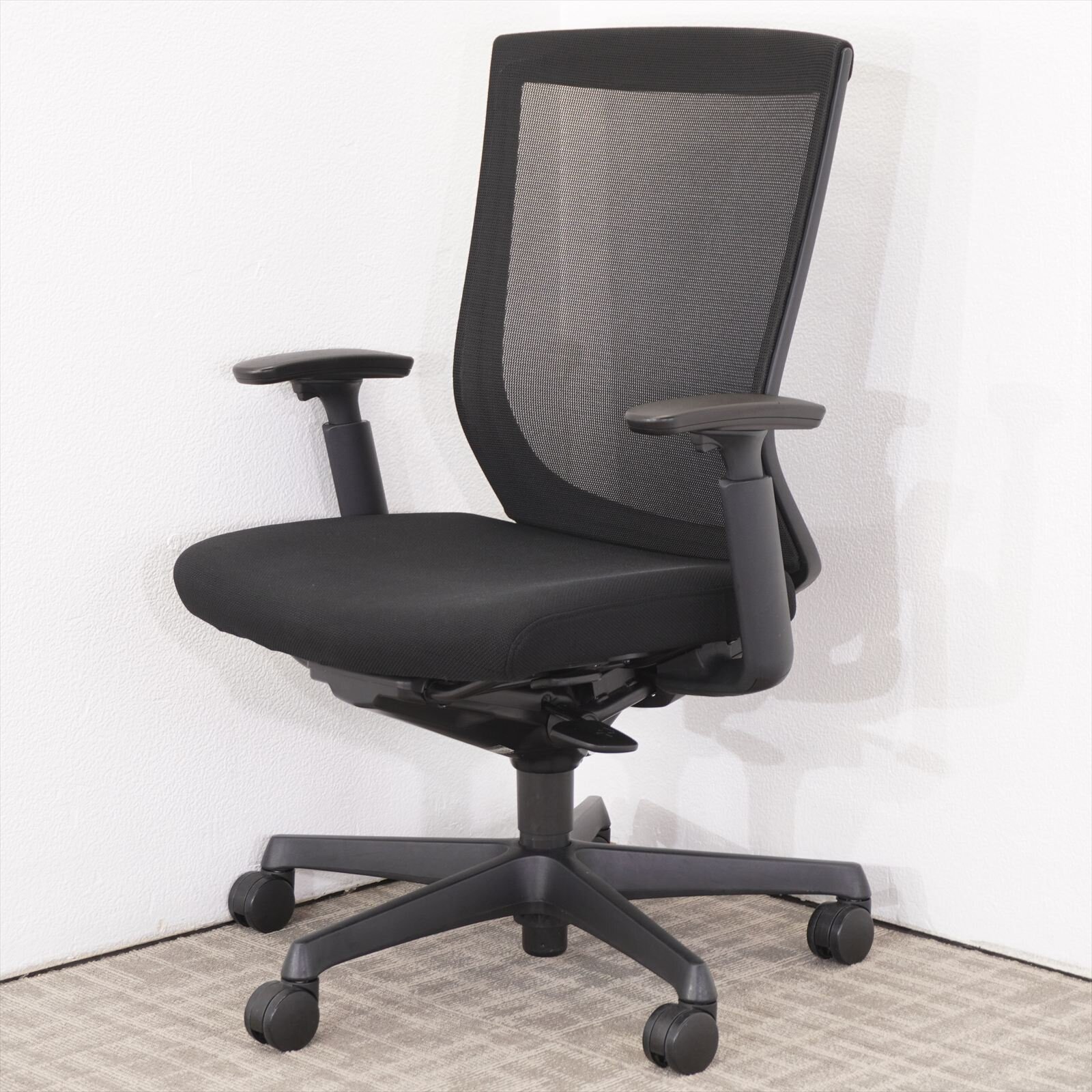 オカムラ エスクード ハイバック 可動肘 ブラック 特価品