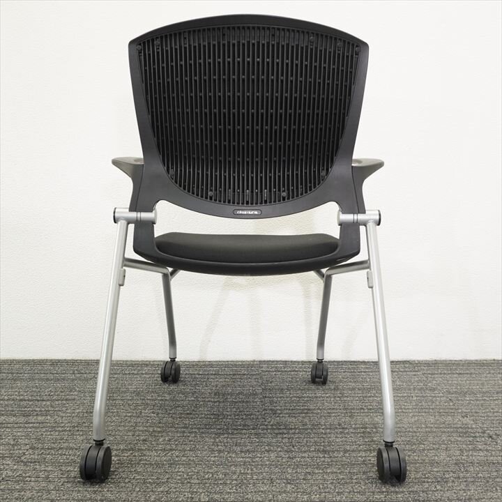 オカムラ グラータ ミーティングチェア 肘付 背パッド付 ブラック