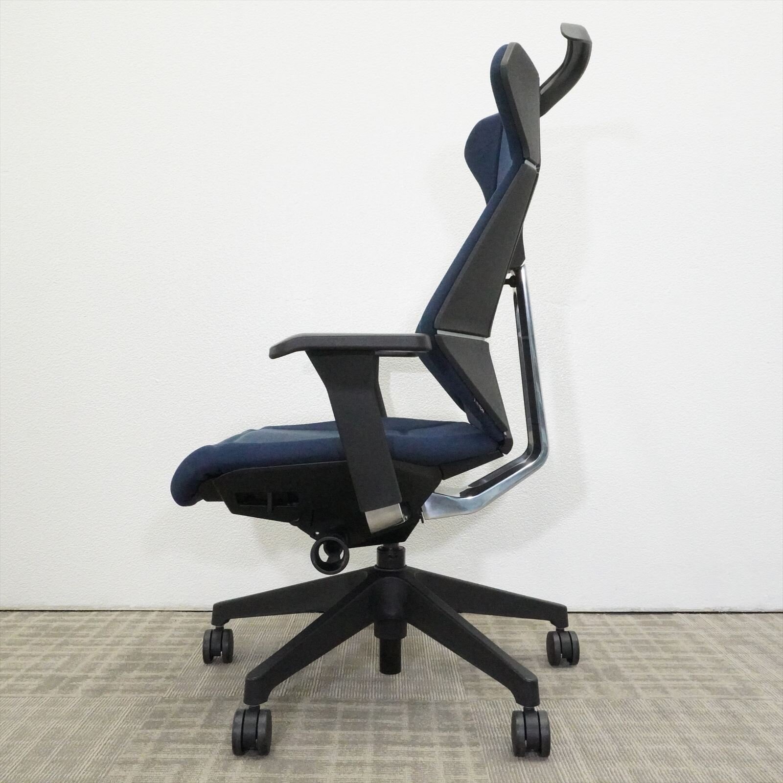 イトーキ フリップフラップ 可動肘 ハイバック ハンガー付 ネイビーブルー 特価品