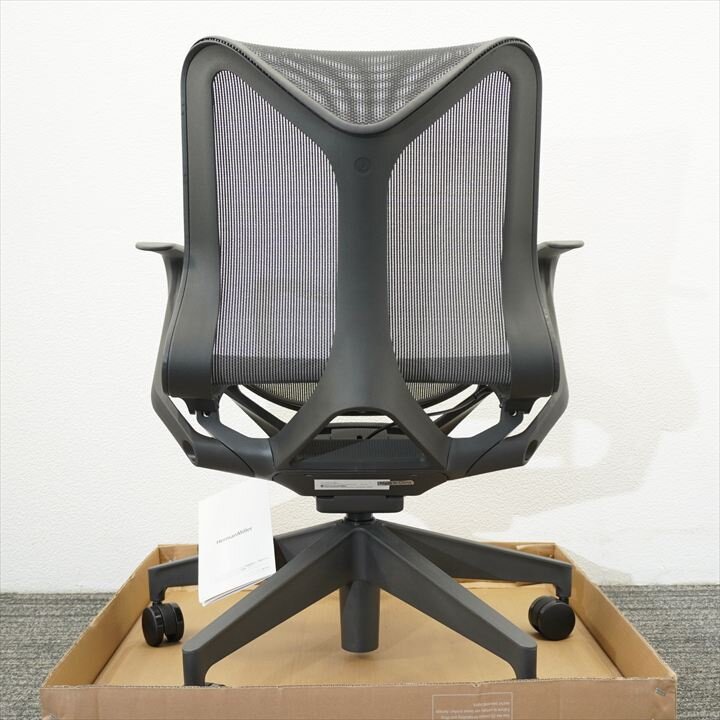 【新品／ハーマンミラー／2023年9月製造】ハーマンミラー コズムチェア 肘付 アジアチルト グラファイト