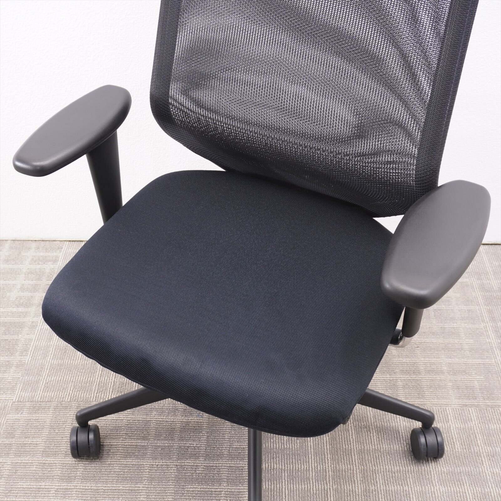 ヴィトラ メダプロ 可動肘 ハンガー付 ブラック