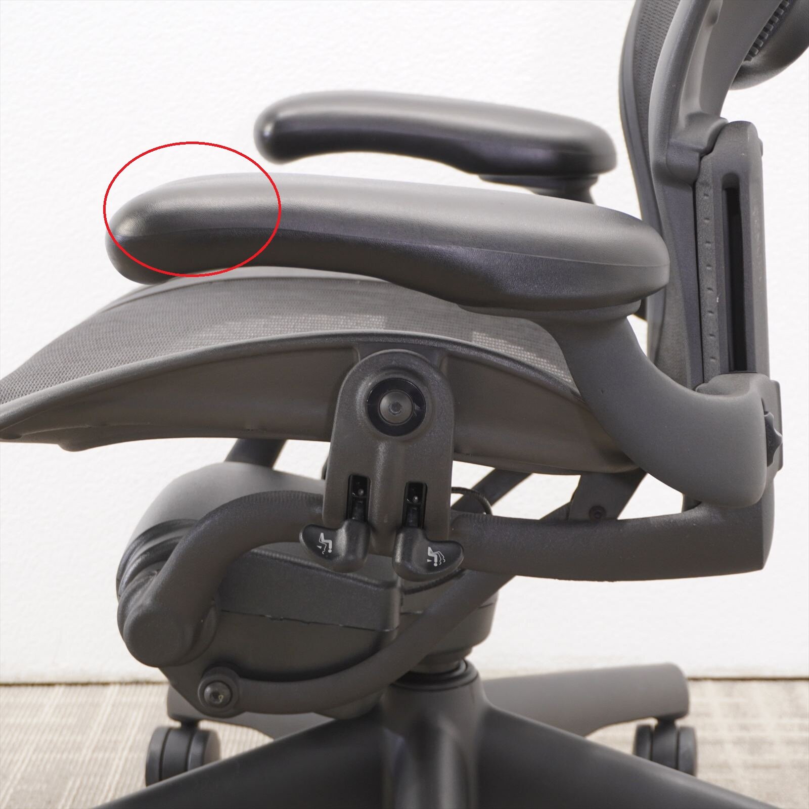 ハーマンミラー アーロンチェア 可動肘 ランバーサポート フル装備 Bサイズ グラファイト 特価品（１）