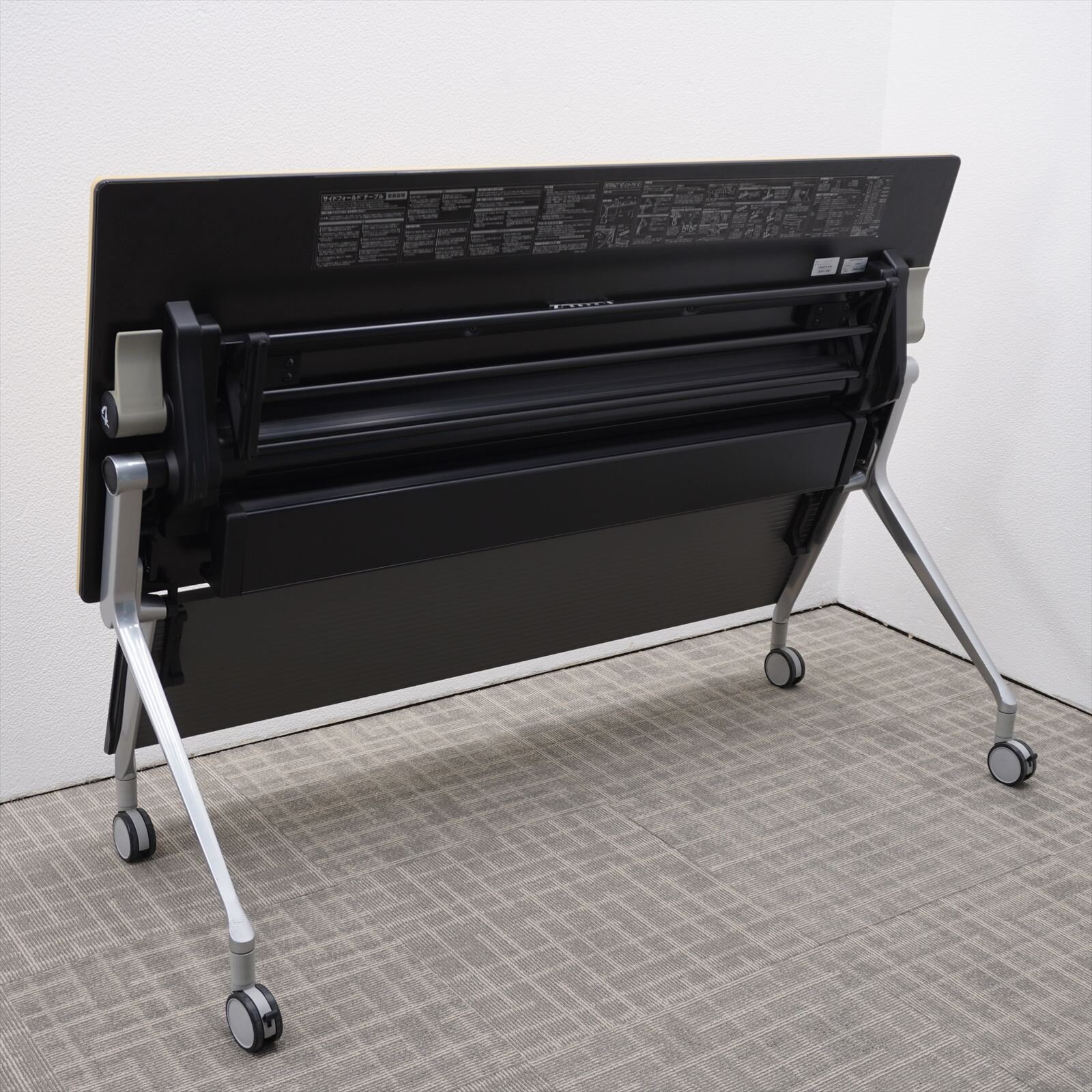 オカムラ インターアクトNT フラップテーブル 1560 幕板付 棚板付 配線ダクト無し ライトプレーン